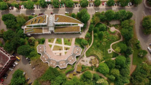 Dr.-Max-Otto-Bruker-Haus und Bruker-Garten aus der Luft